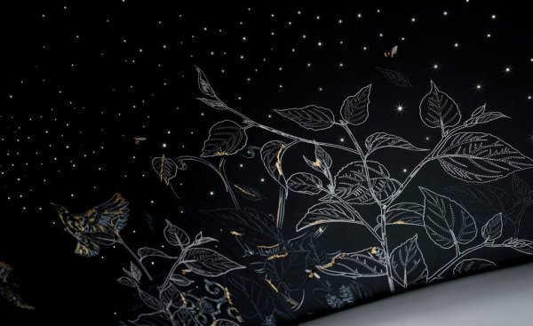 Другата отличителна черта на съвременните Rolls-Royce е таванът Starlight, който е изобразен с 440 000 шева, образуващи черничево дърво, препращайки към снимка на Хенри Ройс в градината му в Уест Уитеринг. Сред листата има и медоносни пчели и птица, които се увиват около осветените звезди.
