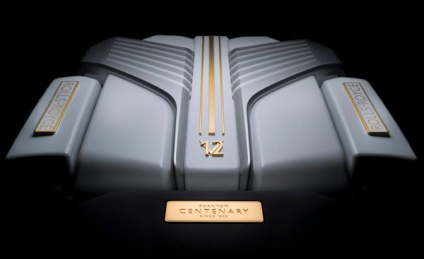 Специалната персонализация на Rolls-Royce се простира дори до двигателния отсек, където капакът на 6,75-литровия V-12 двигател е завършен в Arctic White с 24-каратови златни акценти. 
