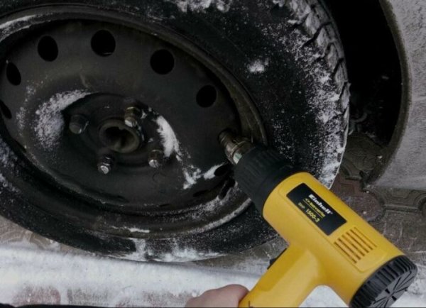 Методът не е много ефективен, но ако спирачките не са много замръзнали, тогава такова решение ще свърши работа. За да се постигне най-добър ефект, колелата се препоръчват да се свалят по време на загряването. Не е задължително обаче.
