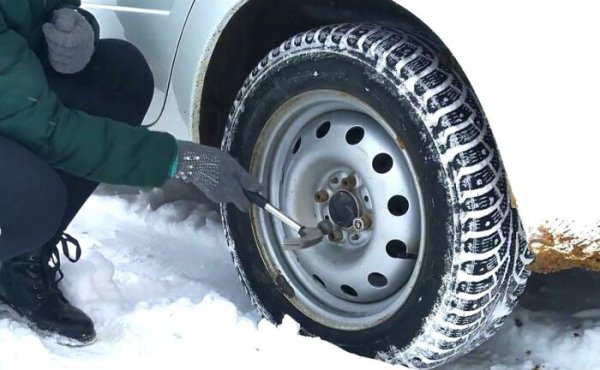 Най-съмнителният и дори откровено екстремен начин за "освобождаване" на барабанните спирачки. Използвайте го само на свой собствен риск. Силно се препоръчва да се прибягва до метода само в онези ситуации, когато няма други средства или помощ отвън. Трикът е да "биете" барабаните нежно. 