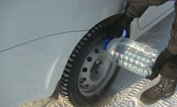 Ако няма други средства, тогава можете да размразите спирачните барабани с гореща вода (не вряща!). Важно е да се отбележи, че при голям студ този метод най-вероятно няма да помогне по никакъв начин, а в някои ситуации дори може да влоши ситуацията. Изводът е, че първият от петте метода е най-ефикасен.