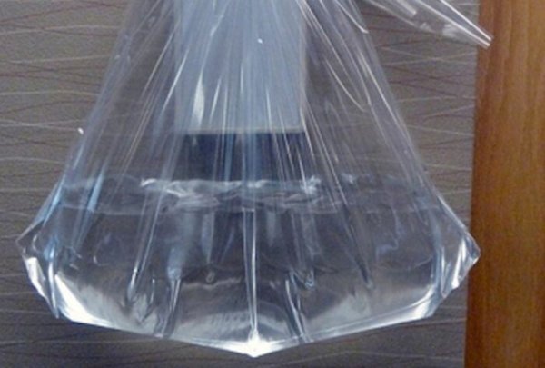 Разбира се, говорим за използване на торба с топла вода! Трябва да се признае, че методът е силно съмнителен както по отношение на неговата ефективност, така и по отношение на разходите за труд. Достатъчно е да споменем, че колелото ще трябва да се отстрани, за да се приложи торбата върху замръзналите накладки. И двете колела. Освен това в торбите трябва да се налива гореща вода, но в никакъв случай вряла вода. Иначе няма да издържат.