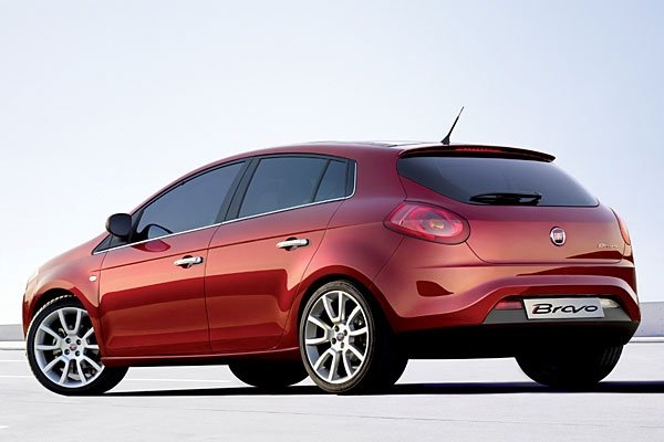 Fiat Bravo 2006: дизайнът не дава поводи задницата на автомобила да остава скрита. 
