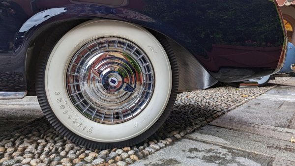 Това е единственият правилен начин за проверка на налягането в гумите. Но при студени гуми е препоръчително налягането да е с 0.1 бара по-ниско от предписаното от производителя, защото, когато гумите се загреят, и въздухът в тях също се нагрява, което означава, че налягането ще се увеличи.
