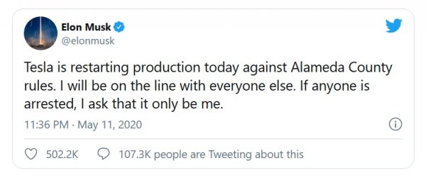 Мъск беше категорично против разпоредбите за затваряне на фабриките в Калифорния и обяви, че ще ги пренебрегне и поднови производството на своя отговорност. "Ако някой бъде арестуван, моля това да съм само аз".  
Калифорния не го арестува, но Мъск загуби вяра в местните власти и в момента мести компанията си в Тексас - както впрочем постъпват и много други технологични гиганти.

