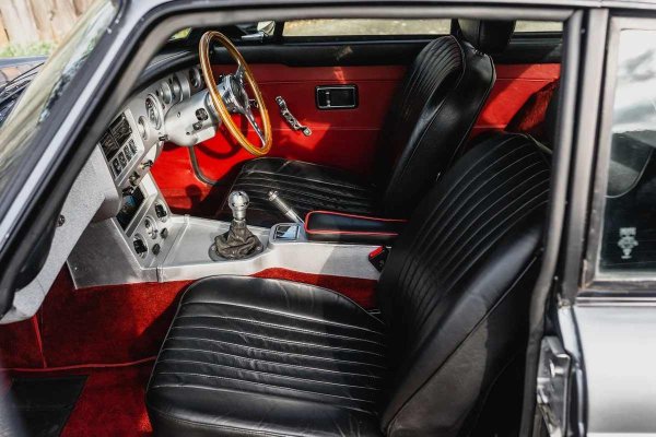 Здравият разум диктува инженерите да спрат дотук. Съвсем не. Инженер на име Костело решава да инсталира американски V8 под капака на MG. Сглобяването е много занаятчийско, а надеждността не е на ниво. Костело дава идеи на компанията майка MG, която решава сама да инсталира V8.

Избраният двигател е от групата, по-точно от Rover. Резултатът е много по-усъвършенстван продукт от шестцилиндровия MGC и домашно приготвената конструкция на Костело. Новият алуминиев блок дори има добрата идея да не тежи повече от четирицилиндровия, запазвайки динамичните качества на автомобила. Във всеки случай, той се продава много по-зле от стандартния MGB и напуска каталога след кратка кариера, от 1973 до 1976 г., с произведени 2591 бройки.
