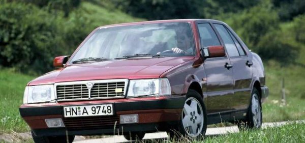 Преди да се отнася до автомобил с ДВГ, придружен от електромотор, терминът "хибрид" произлиза от латинската дума hybrida, която означава „смесена кръв“. Това определение идеално пасва на Lancia Thema 8.32.

Още преди да бъде 8.32, Thema е резултат от съвместен проект между групата Fiat и Saab. От това сътрудничество се раждат четири модела: Alfa Romeo 164, Fiat Croma, Saab 9000 и накрая Lancia Thema. Всички те споделят много механични елементи, но с много различни характери. Това е още по-вярно, когато говорим за най-високите версии.
