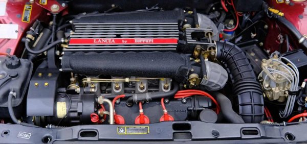 Първоначално Lancia се задоволява, в горната част на гамата, с четирицилиндровия 2.0 турбо двигател от Delta и, по-необичайно, V6 PRV. В този сегмент марката никога не е била толкова успешна (и няма да бъде). За да утвърди имиджа си, тя решава да създаде още по-ексклузивна версия. Lancia е собственост на групата Fiat, която по това време притежава Ferrari. Така те решават да изберат V8 от братовчеда му с подскачащия кон.

Двигателят е взет от 308 Quattrovalvole и е преработен, за да предложи малко по-малко мощност, но повече въртящ момент. Характеристиките му дават и името на модела, защото 8.32, прикрепено към Thema, означава 8 цилиндъра, 32 клапана. Блокът е разположен напречно отпред. Странно за V8 седан? Ами не, защото 8.32 си остава с предно задвижване и дори най-мощният за времето си. Разбира се, той няма спортни претенции, въпреки електрически прибиращия се спойлер. Колата е оборудвана за лукс, с изобилие от кожа, дърво и алкантара. Огромната цена обаче води до ниски продажби.
