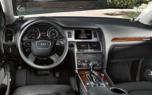 Още през 2007 г. е представена концепция, а на следващата година се появява и финалната версия. Резултатът е впечатляващ, меко казано: 500 к.с., това е най-мощният сериен дизел в света, но въртящият момент е още по-непропорционален с 1000 Нм, налични още от 1750 об/мин. Въпреки теглото си от 2,6 тона, моделът лесно достига 250 км/ч, която е електронно ограничена.

Динамиката е сравнима с тази на братовчеда Porsche Cayenne Turbo, който има по-конвенционален бензинов двигател на същото ниво на производителност. Напълно оборудван, Q7 дори си има лукса да бъде предлаган на по-висока цена. Уви, подобно на Thema и MGB V8, той си остава търговски провал. Което прави тези три автомобила потенциални бижута за колекционерите днес.