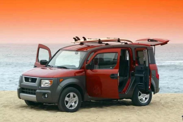 Honda Element беше кола за тези, които не искаха да пораснат, но все пак се нуждаеха от транспорт за пазаруване, сърфове и собствения си хаос. Квадратна, упорита, без намек за грация - като колело на хладилник или гигантска LEGO тухличка.

Основното в този модел обаче беше под, който можеше просто да се измие с маркуч. Без килим, без показен лукс - само твърда гумена настилка, която сякаш казваше: "Давай, изцапай ме". Пясък, кал, коса, сняг, петна от бира - всичко се отмиваше за минути.
