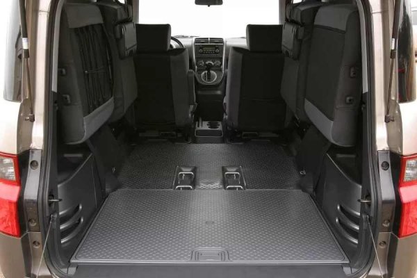 Element е проектиран за хора, които наистина използват колата си, а не просто я карат до мола. Докато други кросоувъри се хвалеха с кожа и амбиентно осветление, Honda предлагаше винилови седалки, плъзгащи се врати и електрически контакт за блендер на плажа. Това не беше кола, фокусирана върху статуса, а върху предназначението.

Светът не го разбра. Наричаха го "странен" &ndash; учтив начин да се каже "не знаем какво е". Element обаче беше въплъщение на честната функционалност и свободата от конвенциите. Днес кросоувърите се гордеят с "миещи се повърхности", но малцина биха се осмелили да пуснат вода в интериора. В крайна сметка истинският лукс не е кожа, а свободата да не се тревожиш къде ще седне мокро куче.
