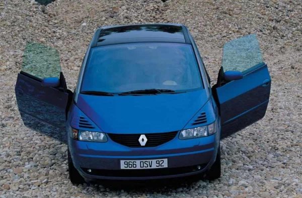 В автомобил, който повечето смятаха за неуспешен арт проект, се криеше перфектно инженерно решение. Avantime се провали, защото никой не разбра за кого е проектиран. Този механизъм обаче беше гениално решение.

Двадесет години минаха и нищо подобно не се появи. Съвременните врати просто скърцат, когато се приближават до бордюр, а тези на Avantime се движеха с прецизността на швейцарски механизъм. Колата беше провал, но идеята ѝ беше истинско чудо на инженерната мисъл. Дори Mercedes-Benz CL, с подобните си панти, изглеждаше далеч по-малко изобретателен до него.
