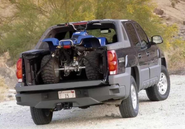 Avalanche обаче изглеждаше странно - небоядисаната пластмаса бързо избледняваше и купувачите не бяха сигурни към кой клас принадлежи. В крайна сметка, една страхотна идея се изгуби в маркетинговото объркване.

Двадесет години по-късно GM отново въведе подобно решение в електрическия Silverado EV и сега го рекламира като революционно. Въпреки че Avalanche можеше това още тогава, когато всички имаха телефони с бутони.
