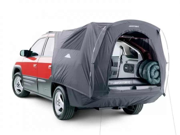 Aztek не беше толкова кросоувър, колкото швейцарско ножче на колела, с място за спане и вграден хладилник. Дизайнът обаче отблъсна купувачите. Светът просто не беше готов за подобна утилитарна странност.

Днес подобни идеи се копират с ентусиазъм от Rivian и Hyundai, наричайки ги "технологии за начин на живот". Pontiac го направи първи - просто, честно и непретенциозно. Aztek доказа, че истинската иновация може да се крие зад най-грозното лице на паркинга.
