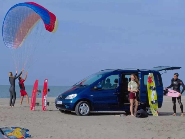 Mercedes-Benz Vaneo рядко се споменава в наши дни - и в Щутгарт вероятно се радват на това. Произвеждан от 2002 до 2005 г., базиран на първата A-класа, той изглеждаше странно и тромаво, сякаш някой случайно е пуснал концептуален автомобил в производство. Зад тромавия екстериор обаче се криеше истинско инженерно чудо - невероятно просторен интериор.

С дължина от само 4,2 м (по-малко от четвъртото поколение Golf), Vaneo може да побере до 3000 литра товар. Благодарение на "сандвич пода" на A-класата, където всички механични компоненти са разположени отдолу, е възможно да се създаде идеално равен под и висок таван. Добавят се две плъзгащи се врати и компактният ван се превръща в миниван с удобството на Sprinter.
