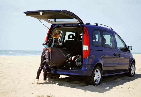 За разлика от Mini от онова време, което беше проектирано за стил и управление, Vaneo беше чиста функционалност. Седалките бяха напълно подвижни, а арматурното табло беше просто, но логично. Това беше честен, инженерно проектиран Mercedes, без показен блясък или псевдо-спортност - и затова остана неразбран.

Да, изглеждаше нелепо - малки колела, огромни прозорци, висок покрив. Отвътре обаче беше образец за ефективност. Ако такъв електромобил бъде пуснат днес под марката EQ, интернет щеше да полудее, възхищавайки се на "оптимизацията на пространството".

Vaneo доказа, че пространството не изисква размер. Не се опитваше да бъде луксозен, а просто го правеше - превозваше всичко необходимо, заемайки половината от мястото на ван. И беше гениален с това.