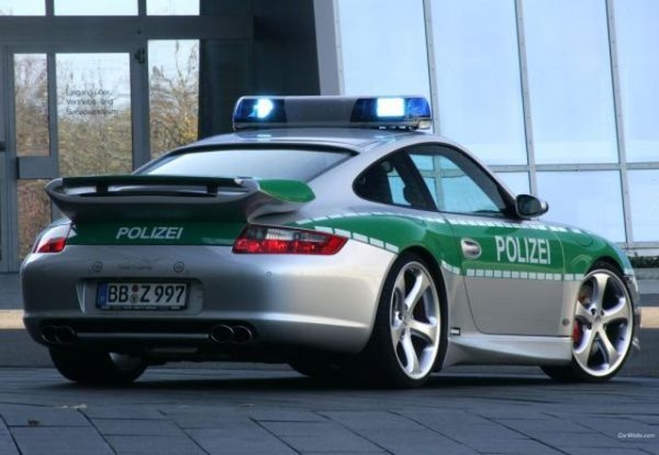 Къде: Германия
Полицията в Берлин от 2005 насам разполага с това ефектно 911, доработено от майсторите на Techart. Сега мощността му е 375 коня, а ускорението до 100 км/ч отнема само 4.5 секунди.
