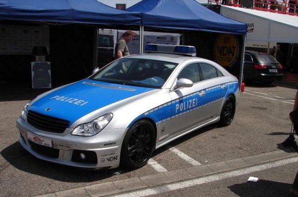 Къде: Германия
Германските аутобани са единственото място, където можете да карате наистина бързо, без да се боите от глоби. Но ако прекалите, този CLS от Brabus със 720 коня, V12 двигател и максимална скорост 365 км/ч лесно ще ви накара да се осъзнаете.
