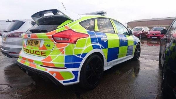 Къде: Великобритания
И британските редови полицаи се возят в неособено вдъхновяващи дизелови Vauxhall (тоест Opel) Astra. Но късметлиите от магистралната полиция в момента изпробват няколко Focus RS - с 350 коня, 4.7 секунди от 0 до 100 км/ч и дори с бутон за дрифт режим, ако им доскучaе.
