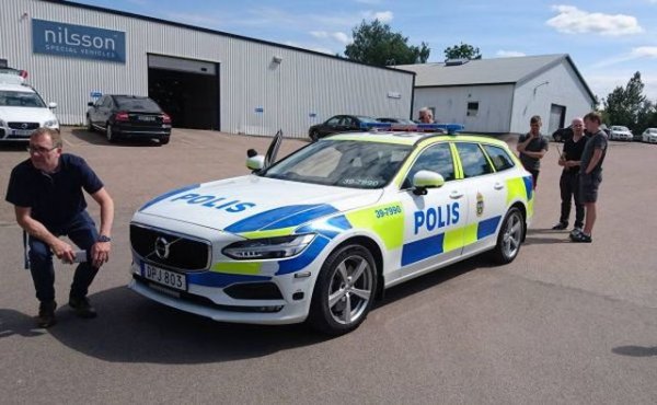 Къде: Швеция
Шведите са заложили на патриотизма, но и на практичността, защото V90 е бързо, просторно и много сигурно. Повечето полицейски машини са оборудвани с най-мощния бензинов мотор T6, който вдига 100 км/ч за 6.1 секунди.
