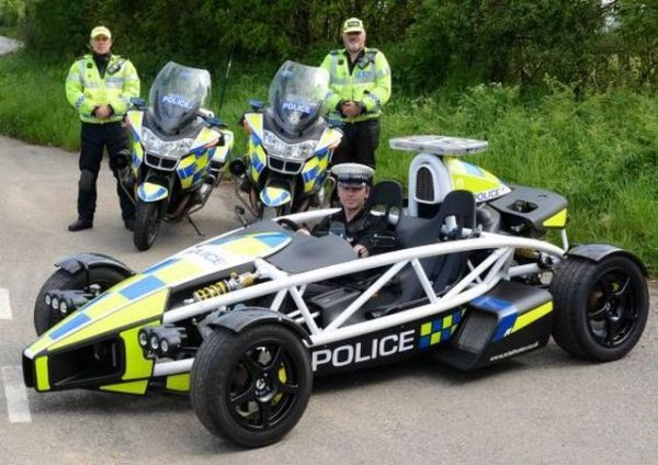 Къде: Великобритания
Тази машина, напомпана до 350 коня и способна да ускори от нула до сто за смайващите 2.6 секунди, бе подарена на полицията в графство Съмърсет от компанията-производител - може би за да даде шанс на полицаите да догонят клиентите й, поръчали си предстоящия мотоциклет на Ariel.
