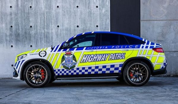 Къде: Австралия
На другия край на света винаги са си падали по големите мотори, а този GLE предлага и две турбини в добавка към 5.5-литровия си V8. Но не мислете, че всички ченгета в Австралия карат такива - колата е само една, отстъпена от местния представител на Mercedes, за да се промотира безопасното шофиране (ха-ха).

