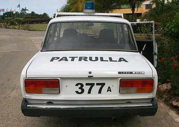 Къде: Куба
С 80 коня и почти 15 секунди от 0 до 100 км/ч, горката стара Лада би направила безпомощни кубинските полицаи - стига потенциалните им жертви да не караха 60-годишни американски трошки, поддържани с подръчни материали.
