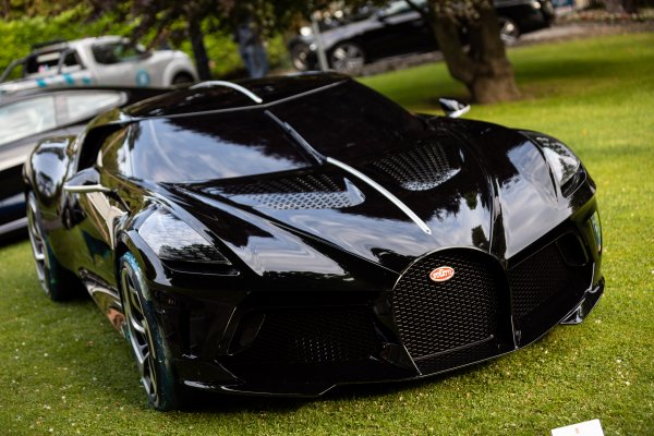 Между класиките във Вила д'Есте се намести и текущата най-скъпа нова кола в света, която спечели наградата на журито за най-ефектен прототип. 