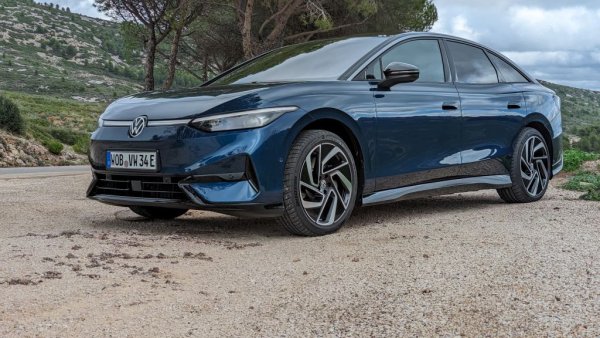 Може и да е малко неочаквано, но най-продаваният електромобил в гамата на VW в България е най-скъпият. Плановете на германците бяха ID.7 да замести изцяло Passat, но това вероятно ще се поотложи във времето. Все пак интересът към електрическия флагман у нас расте - точно със 100% повече регистрации в сравнение със същия период на миналата година. 
