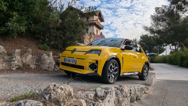 Още един електромобил, който печели с дизайна си, дело на Жил Видал. Възкресяването на обичани модели от миналото е рисковано начинание, но тук се е получило напълно. Добрият начален интерес към новата "петица" обаче е довел до истински срив в продажбите на електрическия Megane e-tech. 
