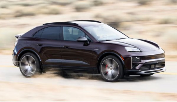 Само в България е възможно модел на Porsche да е сред шестте най-продавани на пазара. Новият Macan се радва на добър интерес в първите си два месеца на пазара, макар че част от тези регистрации са на демонстрационни автомобили, собственост на дилърите. Впрочем това важи и за всички други нови модели в тази класация. 
