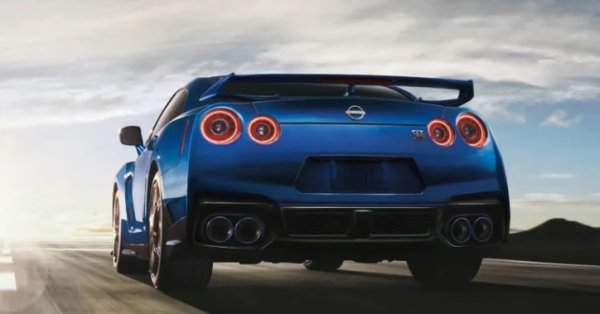 За своите 52 години GTR продължава да се отличава със своето пуникално редставяне на пистата и сме си дизайн. Задната част е особено запомняща се благодарение на блоковата си каросерия с кръгли задни светлини, които отразяват четирите ауспухови тръби. Всяка задна светлина има по-светъл червен пръстен около ръба, придавайки ретро усещане за японските улични състезания от минали десетилетия. Този дизайн дебютира за първи път на Nissan Skyline GTR през 1972 година на автомобилното изложение в Токио. Това е и първият модел, който включва двойните кръгли задни светлини, които са характерната естетика на автомобила. 

Въпреки че GTR премахна Skyline от името си, историята му продължава да е блестяща и заради задните си светлини. С дизайн, който е едновременно мускулест и модерен, моделът Nismo може да достигне стотакапдза около 3 секунди, като разива почти 320 километра в час. Така може лично да проверите задните му светлини, докато прелита покрай вас.