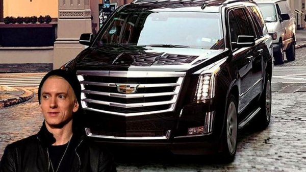 Започваме обаче с една от любимите коли на много от американските знаменитости -Cadillac Escalade. Еминем често я изпозва за всекидневно шофиране, като неговият всъдеход е с V8 двигател и 10-степенна автоматична скоростна кутия. Както подобава на истинска звезда, салонът на автомобила е възможно най-луксозният.