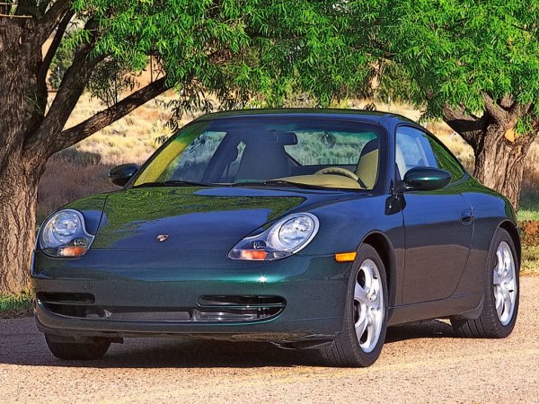 Еминем издаде сингъла "The Slim Shady" през февруари 1999 година, като до края на същата година той стана платинен. Така рапърът можа да си позволи нов дом за майка си по-далеч от прословутия път "8-та миля" в Детройт, както и да си купи ново Porsche 911 (версия 996). 

Това е първата Carrera с водно охлаждане с принудителна индукция, като нейният 3,6-литров 6-цилиндров мотор е от състезателното 911 GT1, което печели "24 часа на Льо Ман" през 1988 година и развива 420 конски сили. Еминем кара колата в продължение на 4 години, преди да се изкачи още по-нагоре.
