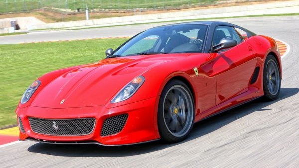 Още едно Ferrari само за VIP-клиенти. От модела са произведени 599 бройки, като 125 от тях са изпратени в САЩ. Дори Люис Хамилтън си купи такава кола, а след това я препродаде за два пъти повече пари. Суперавтомобилът е базиран на пистовото 599XX, като се задвижва от V12 с 670 конски сили. Ускорение от 0 до 100 км/ч отнема 3,3 секунди, максималната скорост е 335 км/ч.
