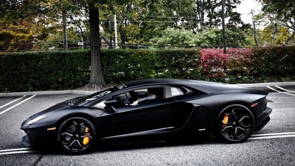 &bdquo;Свещеният Граал&ldquo; в хип-хоп общността е Aventador. Без него няма как да докажете, че сте MVP, а Еминем е точно такъв. Още през 2002 година той поставя предшественика Murci&eacute;lago на рап-картата, като го включва в клипа си &bdquo;Without Me&ldquo;. 12 години по-късно си купува собствено Lambo със 700 коня под капака, за което плаща над 700 000 долара. Колата е толков скъпа, тъй като разполага с всички екстри и опции, предлагани от производителя, като развива 350 км/ч.
