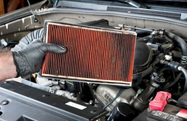 Проблемите с всмукването на въздух могат да бъдат причинени и от неизправности на всмукателната система. Запушеният филтър е един от основните фактори за рязкото спиране на приема на въздух. Запушен с мръсотия, прах и суха зеленина, филтърният елемент намалява циркулацията на въздуха почти наполовина. Естествено, вече не е възможно да се говори за правилното приготвяне на сместа.