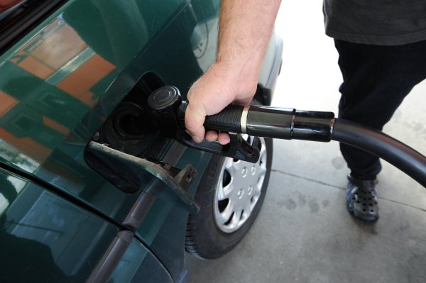 Нискокачественото гориво води до развитие на детонационен ефект в двигателя. Сместа не може да издържи на налягането на компресия и се издухва, докато на свещта се появи искра.

Освен това на няколко места на горивната камера може да се образува искра, което прави запалването на сместа експлозивно. Енергията на експлозията предотвратява движението на буталото, което кара двигателя да изпитва вътрешни натоварвания и мощността му намалява. Детонациите също са опасни, защото разрушават частите на буталната група и увреждат стените на цилиндрите.