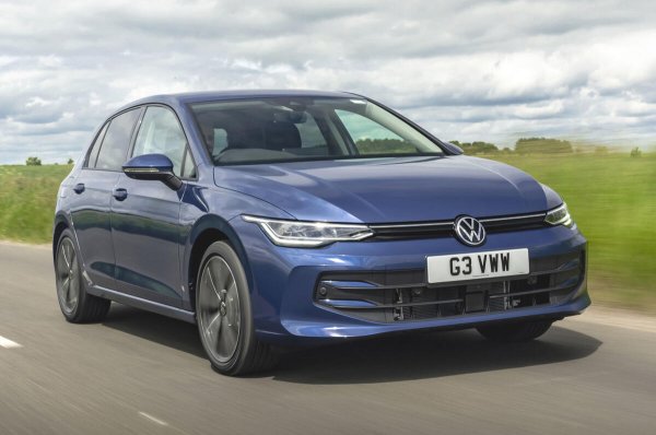 Volkswagen Golf Iега в своето осмо (и половина) поколение, като продължава да предлага своята запазена марка комбинация от качество, практичност и изтънченост, всичко това опаковано в опаковка, която успява да бъде едновременно елегантна и безкласова. Той използва същата MQB архитектура като Skoda Superb и предоставя впечатляващо закръглена комбинация от пъргавина и изтънченост на возене.

Най-добрият избор е версията с по-малка мощност на познатия 2.0-литров TDI двигател (има опция за 115 к.с. или 150 к.с.), където дори получавате шестстепенна ръчна скоростна кутия. Тази комбинация от двигатели и трансмисия е и най-удобната за мениджърите на автопарка, като отделя само 115 г/км C02, а разходът е 3,6 л/100 км.
