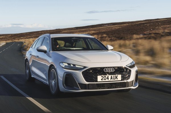 Докато основният конкурент BMW до голяма степен изостави дизела заради своите седани и комбита, Audi запазва вярата в него. При новото A5 това означава включване на познотия 2.0-литров TDI двигател в гамата от задвижвания, която включва също бензинови и plug-in хибридни агрегати.

Както в повечето приложения, този четирицилиндров агрегат с мощност 204 к.с. се оказва, че е изискан, мощен и пестелив и перфектно допълва непринуденото поведение на A5. Предлага се само със седемстепенна автоматична скоростна кутия с двоен съединител, на която липсва максималната плавност на автоматичния преобразувател на въртящия момент, но й помага да осигури емисии на CO2 от само 128 г/км.
