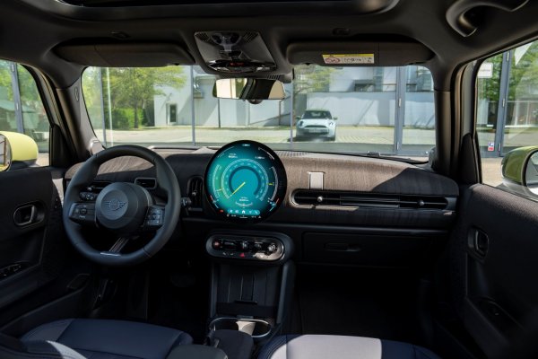 За разлика от концептуалните автомобили на Citro&euml;n, Renault и Peugeot, моделът Mini Paul Smith Edition вече е част от текущата гама на марката. Тази специална серия е налична за електрическия триврат Cooper, неговия бензинов аналог, както и за петвратия модел и кабриолета.