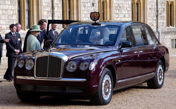 Безспорното бижу в автомобилната колекция на британската кралица е лимузината Bentley, изработена по поръчка. Връчена е на Нейно Величество през 2002 г. по случай 50-годишнината от възкачването й на трона. Само две такива коли са направени и двете отиват в гаража на Бъкингамския дворец. Цената на всяка е около 10 милиона паунда. Тази кралска лимузина е по-дълга и по-висока от луксозния седан Bentley Arnage. State Limousine има бронирана каросерия с двуцветна цветова схема - черен покрив и долна част в бордо. А също и широко отварящи се врати, които позволяваха на кралицата да влиза и излиза, без да сваля шапката си, и седалки, направени специално за параметрите на Елизабет II. 