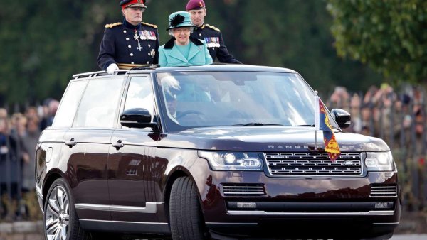 Една от най-обичаните марки автомобили на Елизабет II е Land Rover. Казват, че по време на управлението си тя е придобила повече от 30 SUV-а на този производител, като най-често кралицата се вози във флагмана на на марката Range Rover. Специално за нея е направен автомобил без покрив, който позволява на Нейно Величество да поздравява околните по време на пътуване.