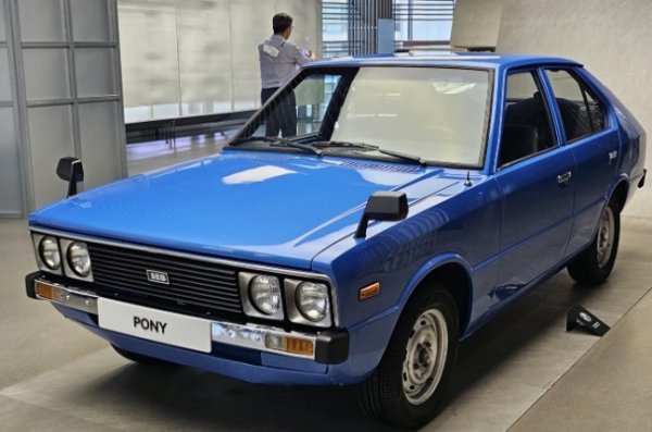 Стилът на Pony е този на Джорджето Джуджаро. Имаме сухи, рационални и чисти линии. Hyundai Pony е произведен от южнокорейския гигант в две серии: първата през 1975 г., а втората от 1982 г. до 1988 г. Той се задвижва от 1200 или 1400 кубиков двигател на Mitsubishi. Абсолютен факт - Pony е колата, която даде старт на Hyundai като велика автомобилна сила.