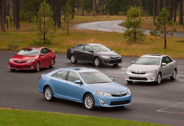 През миналата година Toyota организира сервизна акция за Camry на определени пазари, тъй като беше открит бъг в софтуера. При някои от автомобилите проблемът засегна автоматизираната информационна система, която трябва да подаде сигнал до спасителните служби в случай на инцидент. В случая се оказа, че системата не запаметява и последното местоположение на автомобила, като това се случва, когато запалването бъде изключено внезапно.

Темата беше активно обсъждана във форумите на Toyota, като се оказа, че никой не се е сблъсквал с подобен проблем, а японският производител просто е искал да се застрахова и е уведомил собствениците за необходимостта да посетят сервиз, където автомобилът ще бъде ремонтиран безплатно. 