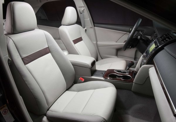 Друго често срещано оплакване е, че отоплението на седалките не работи. В същото време индикаторът на конзолата работи нормално. При повечето собственици на Camry тази неизправност (най-често това е проблем с подложките под седалките) незабавно е отстранена в сервизните центрове. 