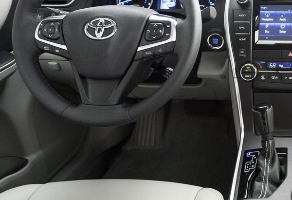 Собственик на Toyota Camry V55 от 2016 г. разказа за необичаен проблем с колата, който се е появил след 40 000 км. След една нощ престой на студа педалът на спирачката просто се е вдървил. След стартиране на двигателя проблемът изчезва веднага.

За същото съобщават и притежатели на Camry V50, чиито коли са на 55 000 и 65 000 км. При тях педалът на спирачка се втвърдява 5 минути, след като са паркирали. Преди това подобно нещо изобщо не се е случвало, като и двамата са купили автомобилите си чисто нови.
