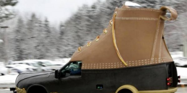 В САЩ един автомобил бе превърнат в истинска обувка. Уникален проект, посветен на годишнината на LL Bean. Както се оказа, по този начин собствениците на марката искаха да рекламират дрехите и обувките си. Моделът е базиран на пикапа Ford F-250 Super Duty Diesel, а частите са изработени от фибростъкло и пластмаса. Всеки може да се повози на автомобила само срещу долар.