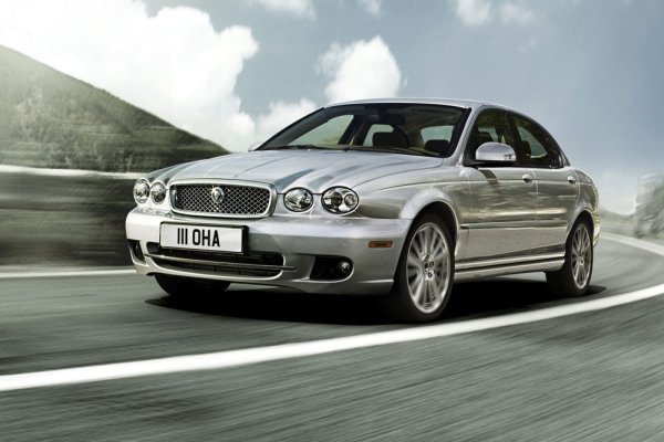 Jaguar X-Type е евтин премиум автомобил. Той е по-надежден от другите модели на марката, тъй като е изграден на базата на Ford Mondeo, но все пак възникват някои проблеми. По-добре е да изберете версия с бензинов V6 с обем 2 и 2,5 литра.

Плюсове: качествен салон; добър бензинов V6.

Минуси: не е много надежден.
