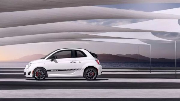 Малкият Fiat 500 придобива външен вид на хот-род с пакета Abarth. На хартия той не изглежда нещо особено, но е много забавна на пътя. Това не е кола, която може да превозва много хора или да носи доста багаж. Но кара шофьора да се усмихва. 1,4-литровият двигател произвежда 160 к.с., доста за малък и лек модел. Максималната скорост е 204 км/ч. Невероятно бърза табуретка на четири колела.
